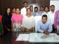 குரூப் – 4 தேர்வுகளில் வெற்றி பெற்றவர்கள ஆட்சியர் தரேஸ் அஹமதுவிடம் வாழ்த்து பெற்றனர்.