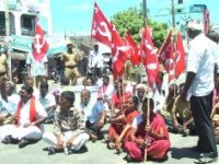 விவசாய நிலங்களை கையகப்படுத்தும் சட்டத்தை திரும்ப பெற வேண்டும் சாலைமறியல் 33-பேர் கைது