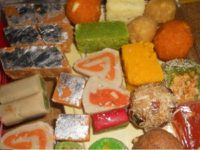 அதிக விலைக்கு இனிப்புகளை விற்கும் நிறுவனங்கள்! பழங்களை பரிசளியுங்கள்!!