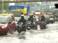 மும்பையில் கடும் மழை வெள்ளம் – மக்கள் தண்ணீரில் தத்தளிப்பு