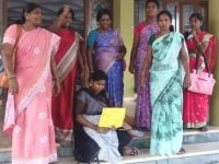 காதலனை திருமணம் செய்து வைக்கக் கோரி புதுச்சேரி பெண் கலெக்டர் அலுவலகத்தில் திருமண அழைப்பிதலுடன் தர்ணா!