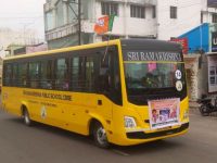 கூட்டத்திற்கு விதிகளை மீறி பாஜக கொடியுடன் பள்ளி பேருந்துகள்: போக்குவரத்துறை அமைச்சரின் சொந்த ஊரிலேயே நடக்கிறது, கேட்க அதிகாரிகளுக்கு திராணி இல்லை!