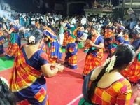 அனைவரையும் கவர்ந்த கும்மியாட்டம் : பெரம்பலூர் அருகே கோவில் திருவிழாவில் பெண்களும் சிறுவர் சிறுமிகள் நிகழ்த்தினர்!
