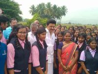 பெரம்பலூருக்கு வந்த முதலமைச்சர் மு.க.ஸ்டாலினுக்கு, வழியில் கை தட்டி, வரவேற்ற, ஆல்மைட்டி பள்ளி மாணவர்களோடு, வாழ்த்து தெரிவித்து புகைப்படம் எடுத்துக் கொண்டார்.