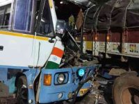 பெரம்பலூர் அருகே விபத்து: நின்று கொண்டிருந்த லாரி மீது வேன் மோதல்: 2 பேர் பலி!