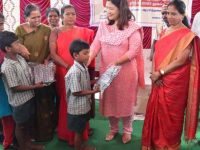 பெரம்பலூர் : அரணாரை பள்ளியில் அரசின் விலையில்லா சீருடைகளை மாணவர்களுக்கு , கலெக்டர் வழங்கினார்!