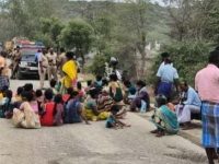 பெரம்பலூர்: கிரசர் அமைக்க எதிர்ப்பு தெரிவித்து லாரிகளை சிறைபிடித்த பொதுமக்கள்!