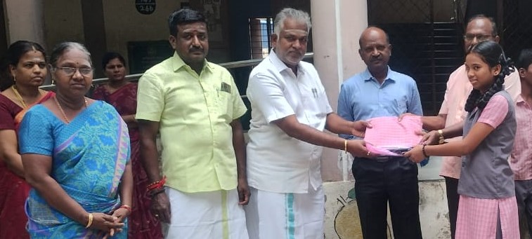 பெரம்பலூர்: சிறுவாச்சூர் அரசு பள்ளி மாணவர்களுக்கு சொந்த செலவில் சீருடை வழங்கினார் முன்னாள் பள்ளி மாணவரும், ஆல்மைட்டி பள்ளி சேர்மனுமான ஆ.ராம்குமார்!