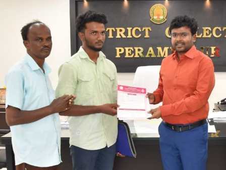பெரம்பலூர்: +2வில் 70 சதவீத மதிப்பெண் பெற்று குடும்ப வறுமையால் மேற்படிப்பை தொடர முடியாத மாணவனுக்கு கலெக்டர் உதவி!