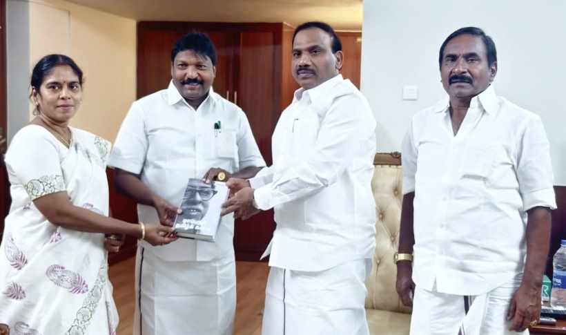பெரம்பலூர்: திமுக துணைப் செயலாளர் ஆ.ராசா எம்.பி.,யை சந்தித்த புதிய கலெக்டர் மிருனாளினி!