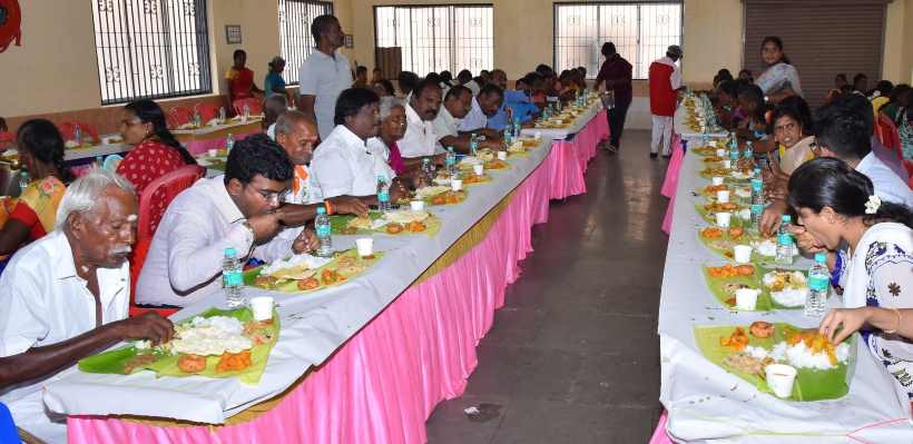 பெரம்பலூர்: சிறுவாச்சூர் மதுரகாளியம்மன் கோவிலில் சமபந்தி விருந்து; கலெக்டர் குடும்பத்தினருடன் கலந்து கொண்டார்!
