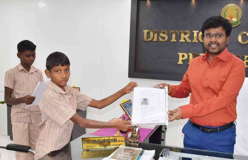 பெரம்பலூர் : சென்னை தினமலர் செய்தி எதிரொலி: ஆதார் இல்லாத மாணவர்களை அட்மிசன் செய்தார் கலெக்டர்!