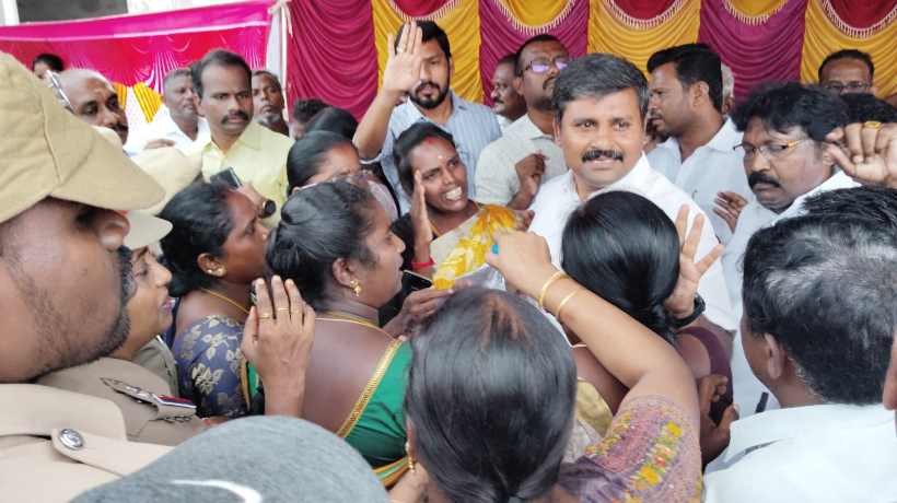 பெரம்பலூர்: குடிநீர் திட்டப்பணியை தொடங்கி வைத்த அருண்நேரு எம்.பி.யிடம் எதிர்ப்பு தெரிவித்த பெண்கள்: சமுதாயக்கூடம் கட்டித்தர முறையீடு!