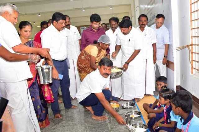 பெரம்பலூர்: முதலமைச்சரின் காலை உணவுத்திட்டம் அரசு உதவி பெறும் பள்ளிகளுக்கு விரிவாக்கம்: கே.என். அருண்நேரு எம்.பி., தொடங்கி வைத்தார்!