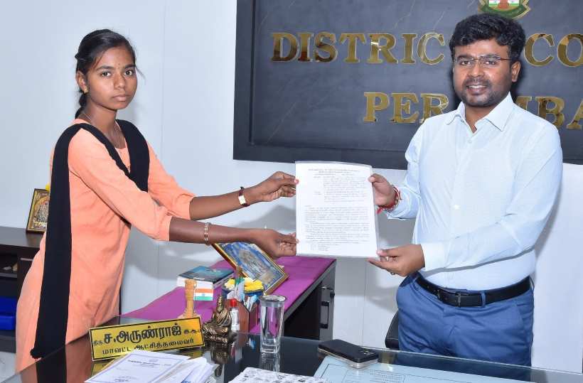 பெரம்பலூர்: விளிம்பு நிலை மாணவர்களின் கல்விக்கு உதவும் கலெக்டர்; விருப்ப நிதியில் இருந்து 2 பேருக்கு ரூ. 2.66 லட்சம் உதவித் தொகை வழங்கினார்!