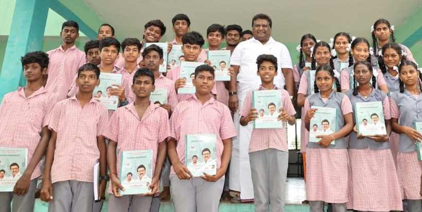 பெரம்பலூர்: அரசு பள்ளி மாணவர்களுக்கு சொந்த செலவில் தேர்வை வெல்வோம் வினா-விடை புத்தகங்களை 1624 பேருக்கு அமைச்சர் சிவசங்கர் வழங்கினார்!
