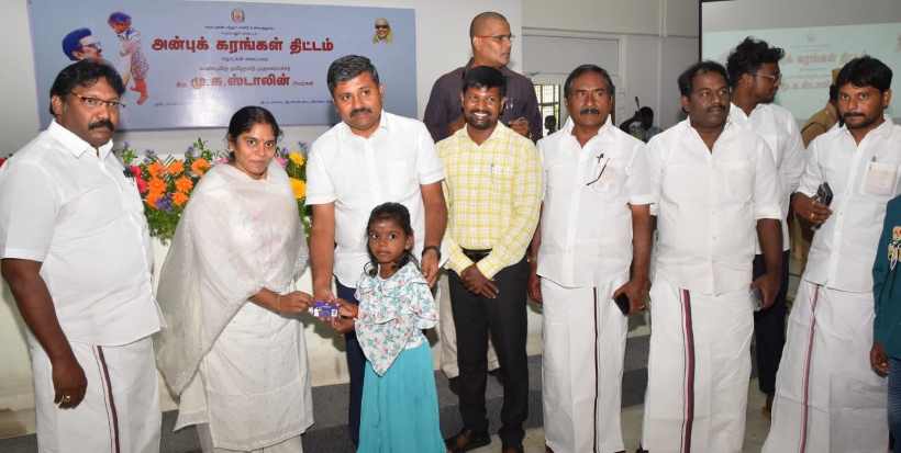 பெரம்பலூர்: அன்புக்கரங்கள் திட்டம்; அருண்நேரு எம்.பி அடையாள அட்டைகளை வழங்கினார்!