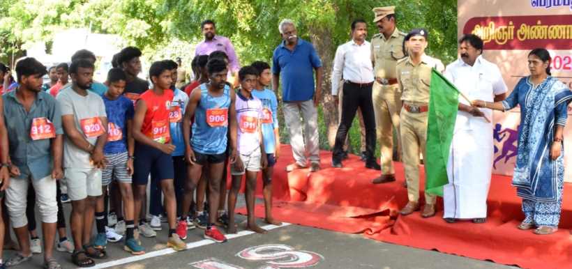 பெரம்பலூர்: அண்ணா பிறந்தநாளை நெடுந்தூர ஓட்டப்போட்டி: கலெக்டர், எம்.எல்.ஏ கொடியசைத்து தொடங்கி வைத்தனர்!