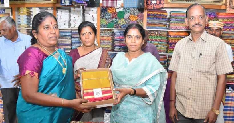 பெரம்பலூர்: கோ-ஆப் டெக்ஸ் தீபாவளி சிறப்பு விற்பனை கலெக்டர் தொடங்கி வைத்தார்!