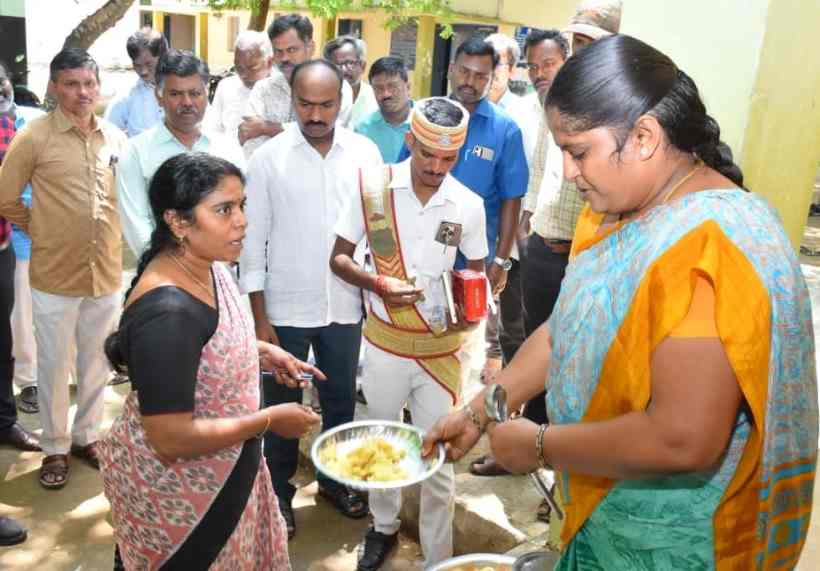 பெரம்பலூர்: அரசு பள்ளியில் கலெக்டர் திடீர் ஆய்வு! சேறும் சகதியாக இருந்த நுழைவு வாயிலை சிமெண்ட் தளம் போட உத்தரவு!