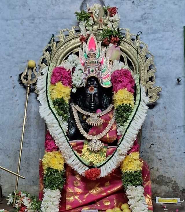 பெரம்பலூர்: சங்குபேட்டை ஸ்ரீ முத்துமாரியம்மன் கோயிலில் அமாவாசை முன்னிட்டு சிறப்பு பூஜை, அன்னதானம்!