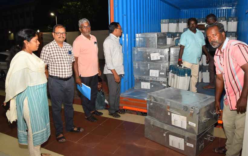 பெரம்பலூர்: பெங்களூரில் இருந்து வந்த தேர்தல் வாக்குச்சீட்டு எந்திரங்களை பார்வையிட்டார் கலெக்டர்!
