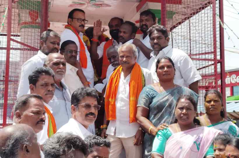 பெரம்பலூர்: காந்தி ஜெயந்தி: பாஜகவினர் மாலை அணிவித்து மரியாதை!