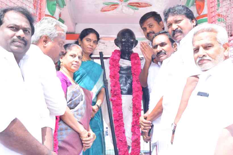 பெரம்பலூர்: காந்தி பிறந்த நாள்; சிலைக்கு மாலை அணிவித்து காதிகிராப்ட் விற்பனையை தொடங்கி வைத்தார் அருண்நேரு எம்.பி! கலெக்டர் மிருணாளினி, எம்.எல்.ஏ பிரபாகரன் உடனிருந்தனர்!