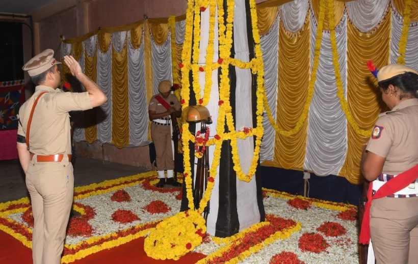  பெரம்பலூர்; நீத்தார் நினைவு நாள்! மலர்வளையம் வைத்து துப்பாக்கி குண்டுகள் முழங்க கலெக்டர், எஸ்.பி, வீரவணக்கம் செலுத்தினர்!