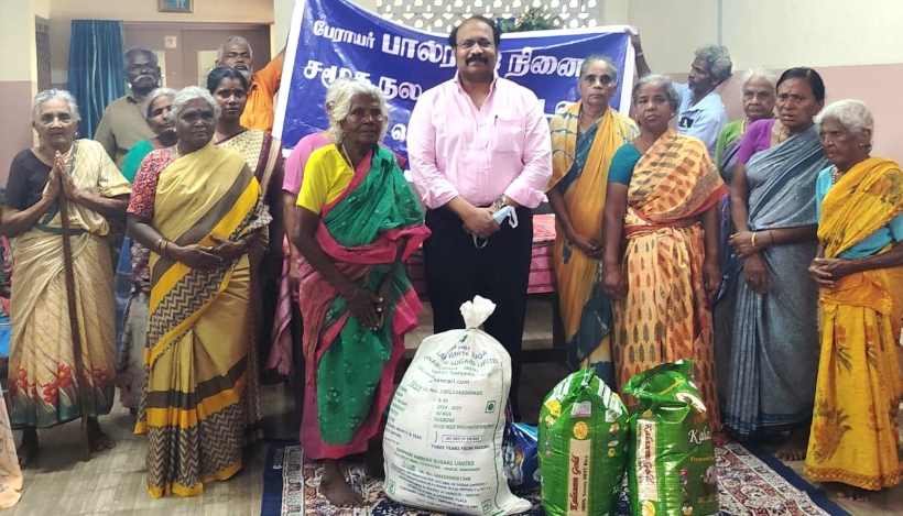 பெரம்பலூர் அற்புதா மருத்துவமனை; சார்பில் முதியோர் இல்லத்திற்கு நலத்திட்ட உதவிகள்! டாக்டர் சாமுவேல் தேவக்குமார் வழங்கினார்!!