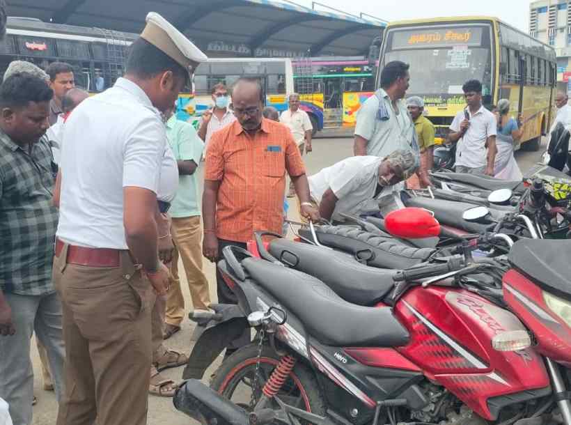 பெரம்பலூர்: புதிய பஸ் ஸ்டாண்டில் அத்துமீறி நிறுத்தப்பட்ட பைக்குகளுக்கு பூட்டு!