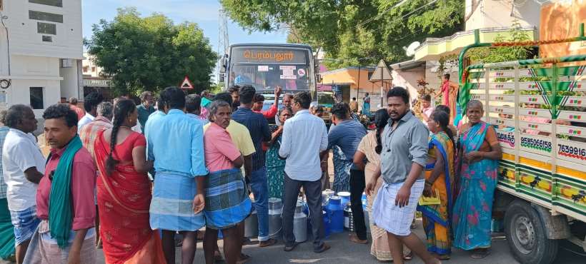 பெரம்பலூர்: 50 ஆண்டு பால் பண்ணையை மூட எதிர்ப்பு; பால் உற்பத்தியாளர்கள் மறியல் போராட்டம்!