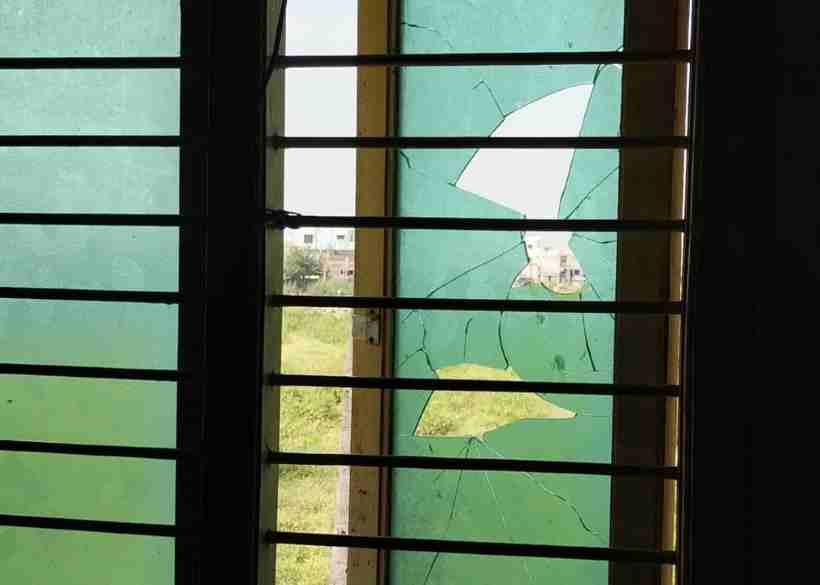 பெரம்பலூர்: நீதிமன்றத்தின் ஜன்னல் கண்ணாடிகளை உடைத்த மர்ம நபர்கள்!
