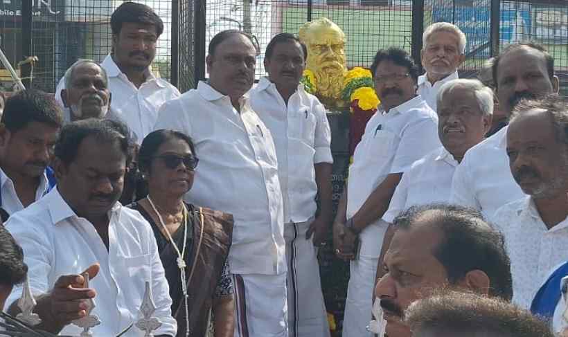 பெரம்பலூர்: தந்தை பெரியார் நினைவு தினம்; திமுகவினர் மாலை அணிவித்து மரியாதை!