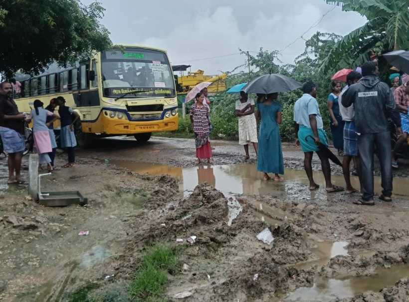 பெரம்பலூர் : சாலை அமைத்து தரக்கோரி கொட்டும் மழையிலும் பொதுமக்கள் பஸ் மறியல்!