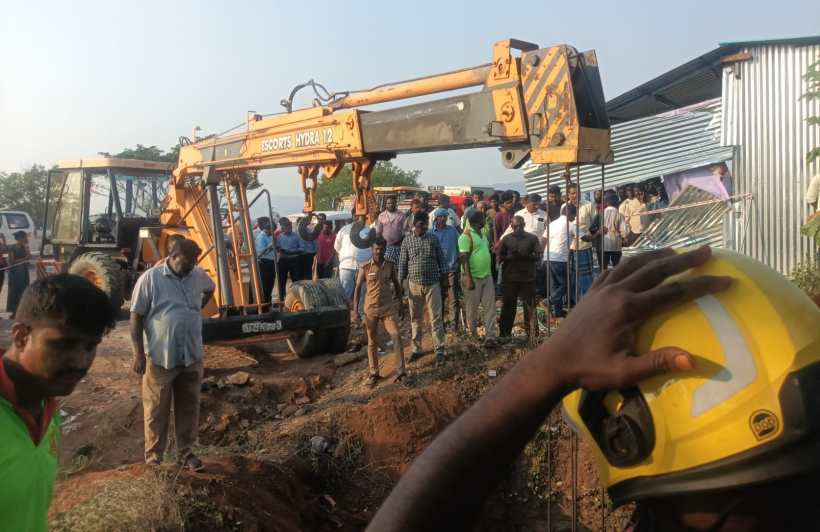 பெரம்பலூர்: கார் கிணற்றுக்குள் பாய்ந்து விபத்து; 2 மணி நேரத்திற்கு மேலாக மீட்பு பணிகள் அதிதீவிரம்!