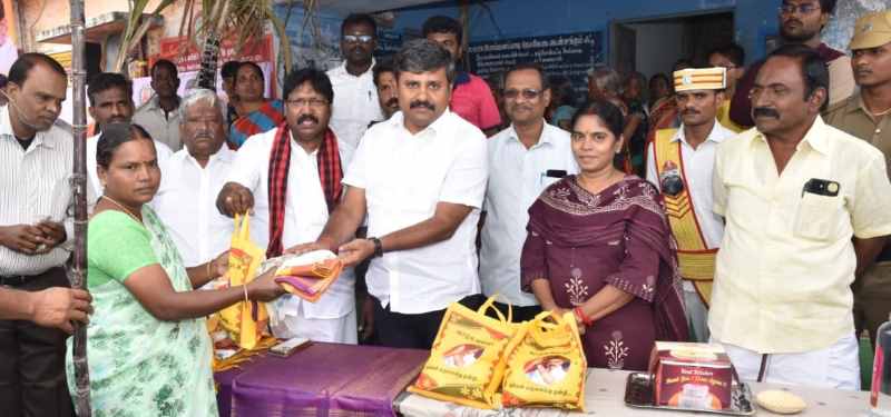 நானும் கொடுப்பேன்; பெரம்பலூர் எம்.பி கே.என்.அருண்நேரு பொங்கல் பரிசு தொகுப்புகளை வழங்கினார்!