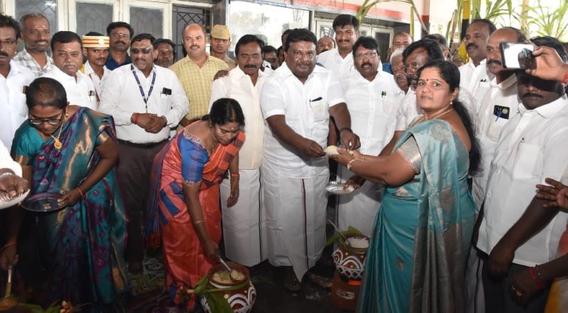 பெரம்பலூர் & குன்னம் பஸ் டெப்போக்களில் சமத்துவ பொங்கல்! அமைச்சர் சிவசங்கர் புத்தாடைகள் வழங்கி வாழ்த்து!!