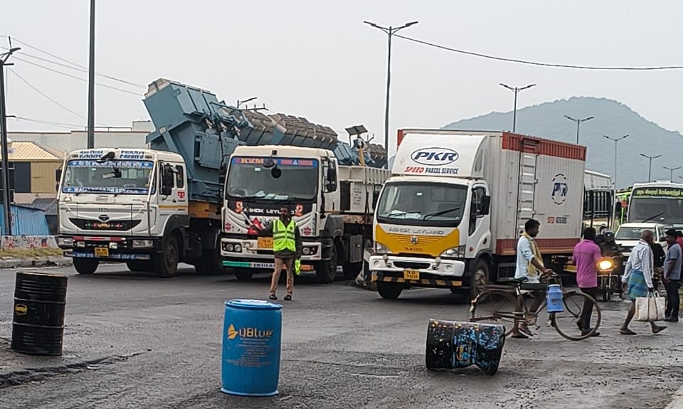 பெரம்பலூர்: திருச்சி – சென்னை தேசிய நெடுஞ்சாலையில் 8 மணி நேரம் போக்குவரத்து பாதிப்பு ; பொங்கலுக்கு செல்லும் பயணிகள் கடும் அவதி!