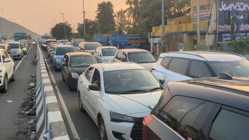பெரம்பலூர்: தேசிய நெடுஞ்சாலையில் கடும் போக்குவரத்து ஸ்தம்பிப்பு; அதிகாரிகள் தொடர் அலட்சியம்!!