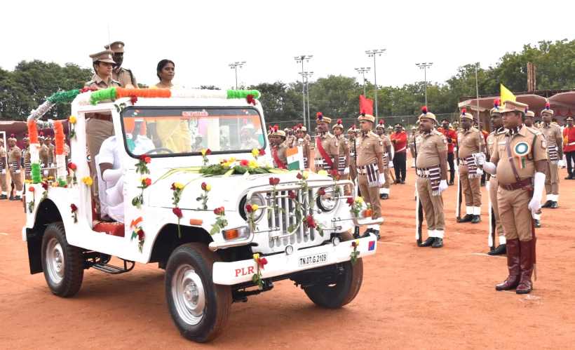 பெரம்பலூர்: குடியரசு தினவிழா; தேசிய கொடியை ஏற்றி வைத்த கலெக்டர், நலத்திட்ட உதவிகளை வழங்கினார்!