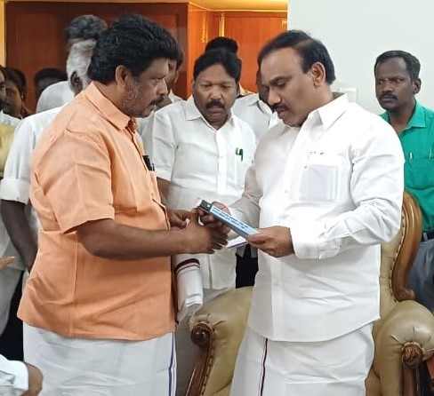 பெரம்பலூர்: திமுக துணைப் பொதுச் செயலாளர் ஆ.ராசா எம்.பி-யிடம் வாழ்த்து பெற்ற விசிக மாவட்ட செயலாளர் கிருஷ்ணகுமார்!