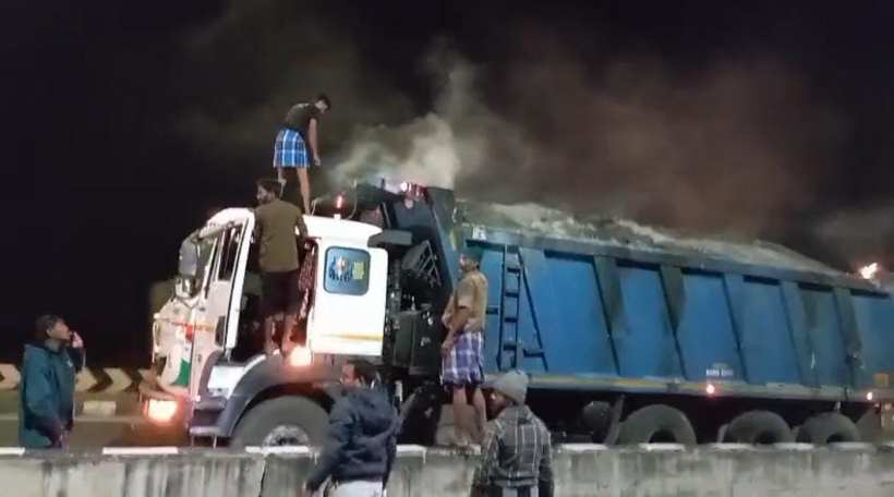 பெரம்பலூர்: லாரியில் சென்ற கிளிஞ்சல்கள் தீப்பிடித்தது; தார்பாய் சாம்பலானது; லாரி தப்பியது!