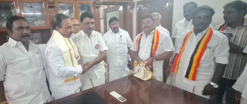 பெரம்பலூர்: திமுக துணைப் பொதுச்செயலாளர் ஆ.ராசா எம்.பி.யை, சந்தித்து வாழ்த்து தெரிவித்த தே.மு.தி.க. நிர்வாகிகள்