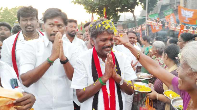 பெரம்பலூர்: எனக்கு ரெஸ்ட் எடுக்கறதெல்லாம் முக்கியம் இல்ல, பெஸ்ட்ட கொடுக்கறது தான் முக்கியம்;தந்தையின் 10 ஆண்டு சாதனைகளை எடுத்துரைத்து வாக்குகள் சேகரிக்கும் வேட்பாளரின் மகள்!