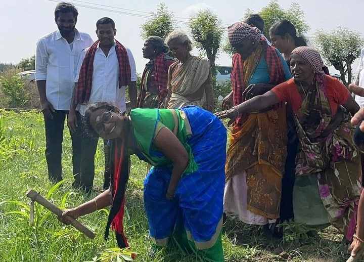 பெரம்பலூர்: விவசாயத் தொழிலாளர்களிடம் களைவெட்டி வாக்கு சேகரித்த திமுக வேட்பாளர் டாக்டர் ஜெயலட்சுமி!