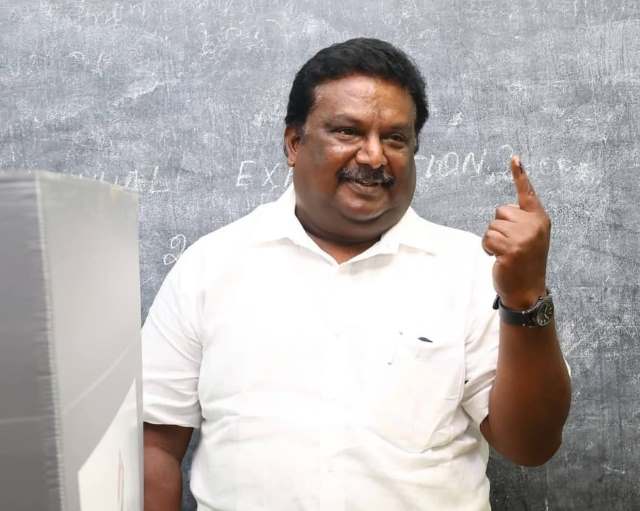 குன்னம்: திமுக வேட்பாளர் அமைச்சர் சிவசங்கர் சொந்த ஊரில் ஓட்டு போட்டார்!