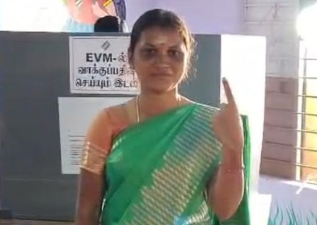 குன்னம்: ஐஜேகே வேட்பாளர் சரண்யா சொந்த ஊரில் ஓட்டு போட்டார்!