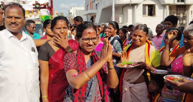 பெரம்பலூர்: கட்சிகளை மறந்து என்னை வாக்களித்து வெற்றி பெறச் செய்யுங்கள்; தாய்மண்ணில் வாக்கு சேகரித்த திமுக வேட்பாளர் ஜெயலட்சுமி!