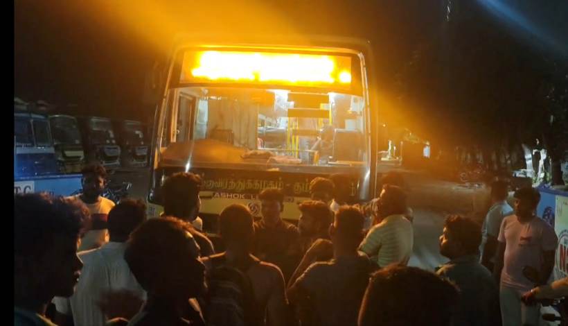 பெரம்பலூர: இரவில் சென்னை செல்லும் பேருந்துகள், பேருந்து நிலையத்திற்குள் வராமல் சென்றதால், பயணிகள் மறியல் போராட்டம்!